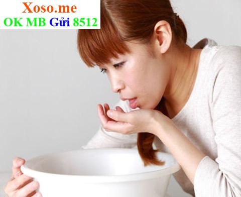 Hình ảnh người phụ nữ đang có biểu hiện nôn ói trong giấc mơ