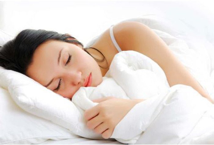 Hình ảnh người phụ nữ đang suy tư nhìn ra cửa sổ với tâm trạng buồn bã