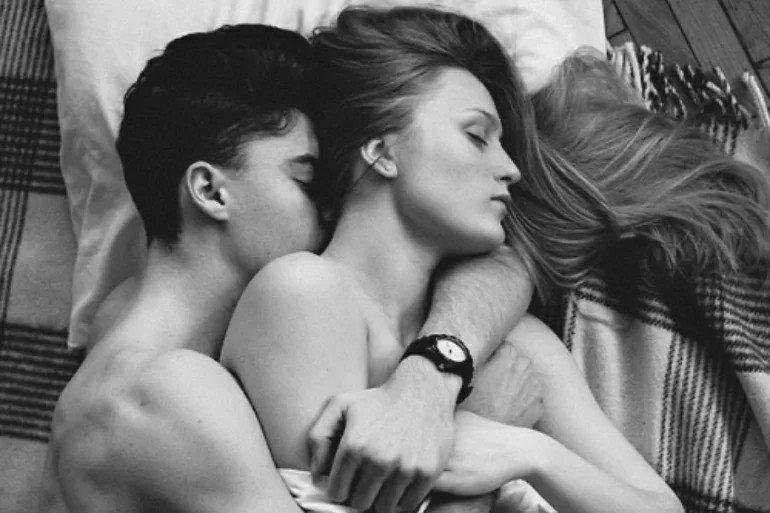 Hình ảnh người yêu cũ ôm trong giấc mơ, thể hiện cảm xúc