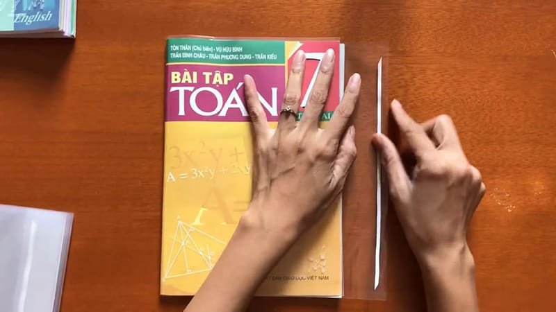 Hình ảnh sách vở được bọc cẩn thận, tượng trưng cho việc giữ gìn đồ dùng học tập