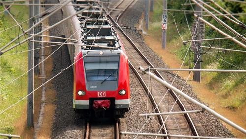 Hình ảnh tàu hỏa chạy trên đường ray, gợi lên điềm báo mơ thấy tàu hỏa đâm chết người