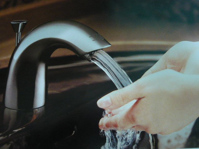 Hình ảnh vòi nước đang chảy, tượng trưng cho dòng chảy của tài lộc và cảm xúc trong giấc mơ thấy vòi nước