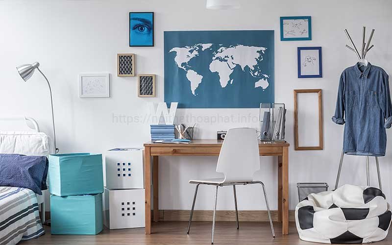 Hình nền góc học tập chill với tranh ảnh và đèn trang trí