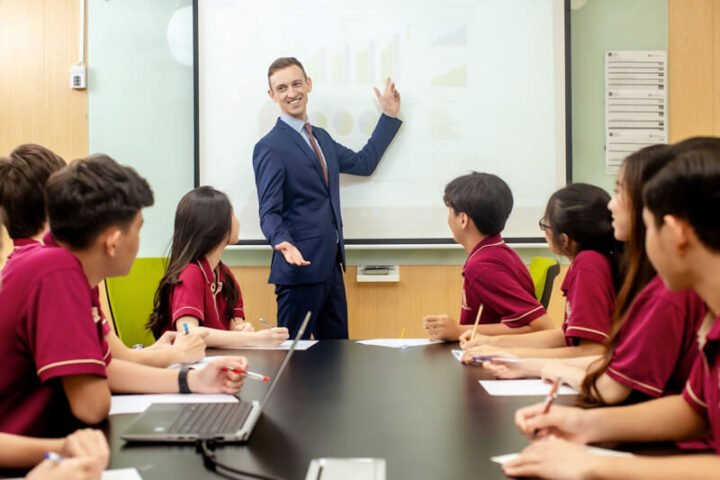 Học sinh cùng giáo viên tương tác trong lớp học chủ động