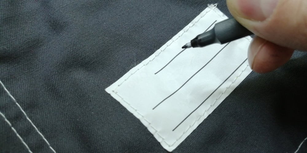 Học sinh dán nhãn ghi tên để cá nhân hóa và giữ gìn đồ dùng học tập