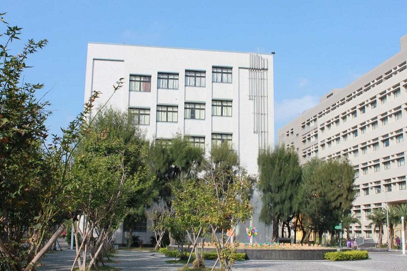 Học sinh đang viết một bản kế hoạch học tập tiếng Anh cho du học Đài Loan