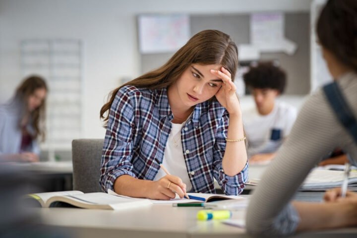 Học sinh đối mặt với áp lực học tập và sức khỏe tinh thần