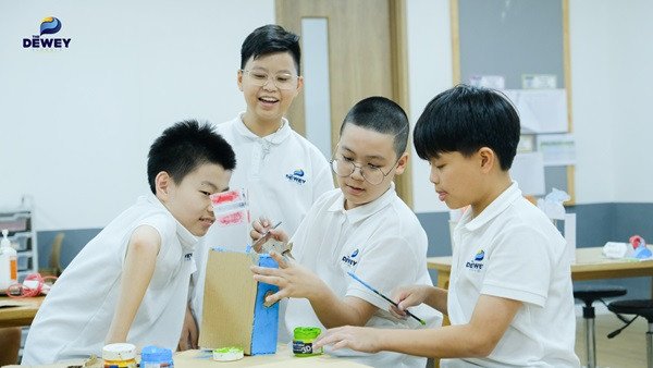 Học sinh giơ tay phát biểu, chủ động tham gia bài học
