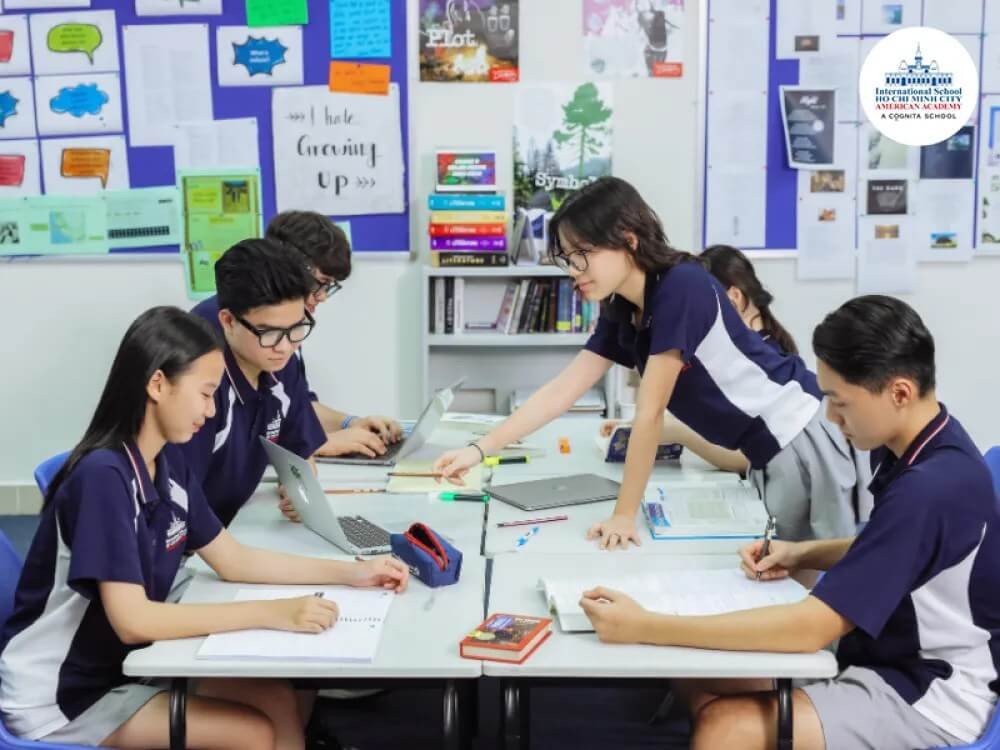 Học sinh làm việc nhóm với thiết bị công nghệ hiện đại, thể hiện sự hứng thú khi học tập