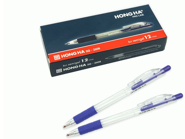 Học sinh lớp 4 viết bài bằng bút semigel, dụng cụ học tập giúp nét chữ đẹp.
