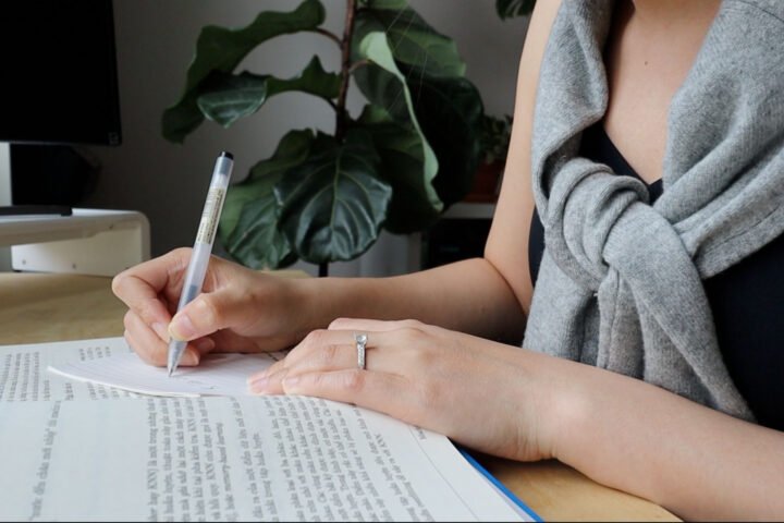 Học sinh ôn thi với sách vở và ghi chú