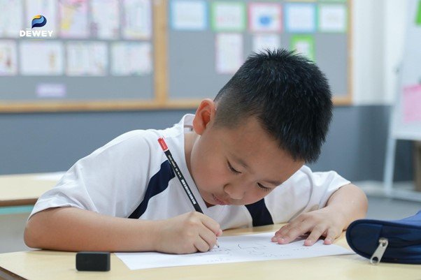 Học sinh quản lý thời gian học tập hiệu quả bằng cách lên kế hoạch công việc hàng ngày