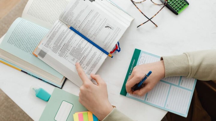 Học sinh say mê đọc sách, tượng trưng cho danh ngôn về học tập không ngừng