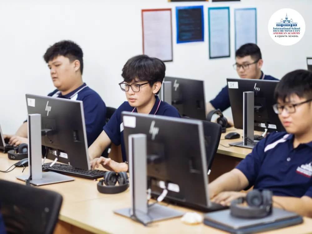 Học sinh sử dụng máy tính để tra cứu tài liệu học tập đa dạng