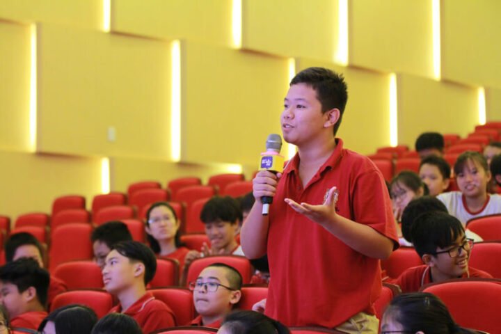 Học sinh thảo luận nhóm sôi nổi dưới sự hướng dẫn của giáo viên