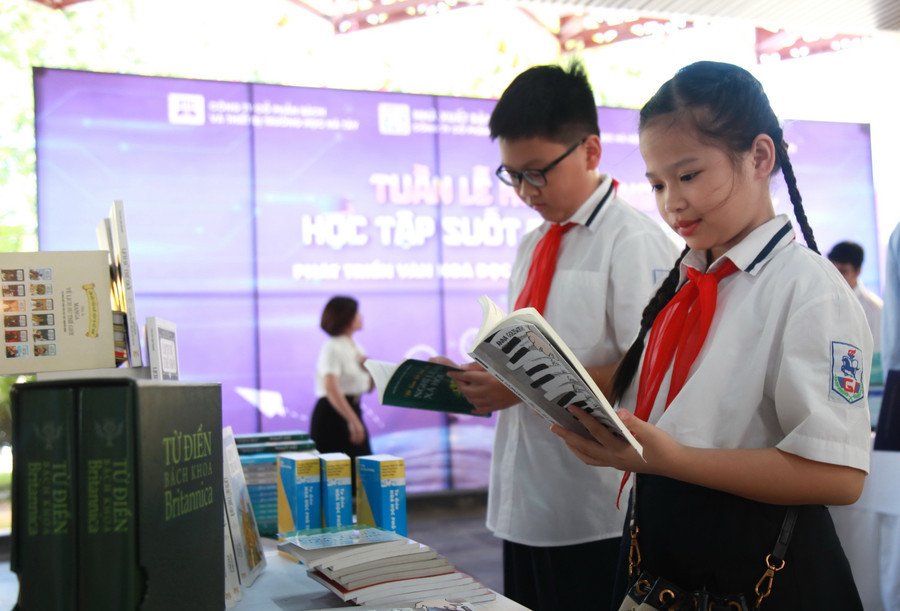 Học sinh thích thú đọc sách tại khu trải nghiệm văn hóa đọc