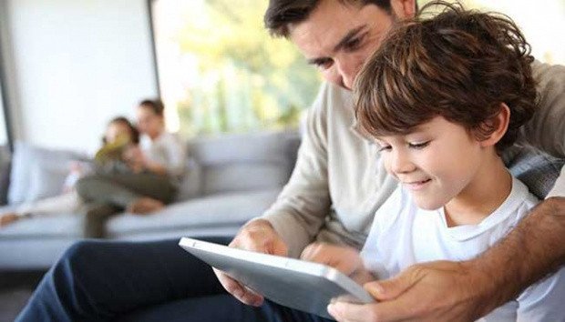 Học sinh tra cứu thông tin trên máy tính bảng để tối ưu lợi ích của internet trong học tập