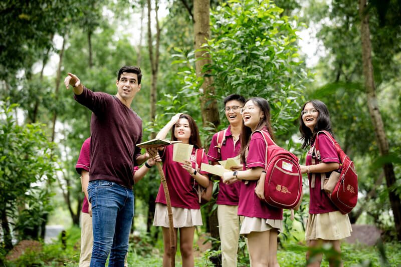 Học sinh trải nghiệm thực hành trong phòng thí nghiệm