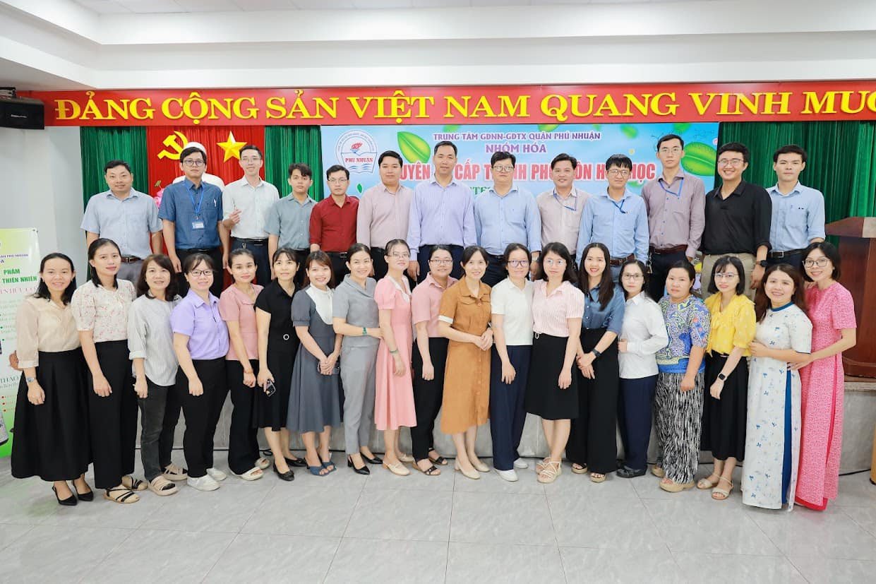 Học sinh trưng bày các sản phẩm STEM đồ dùng học tập tái chế
