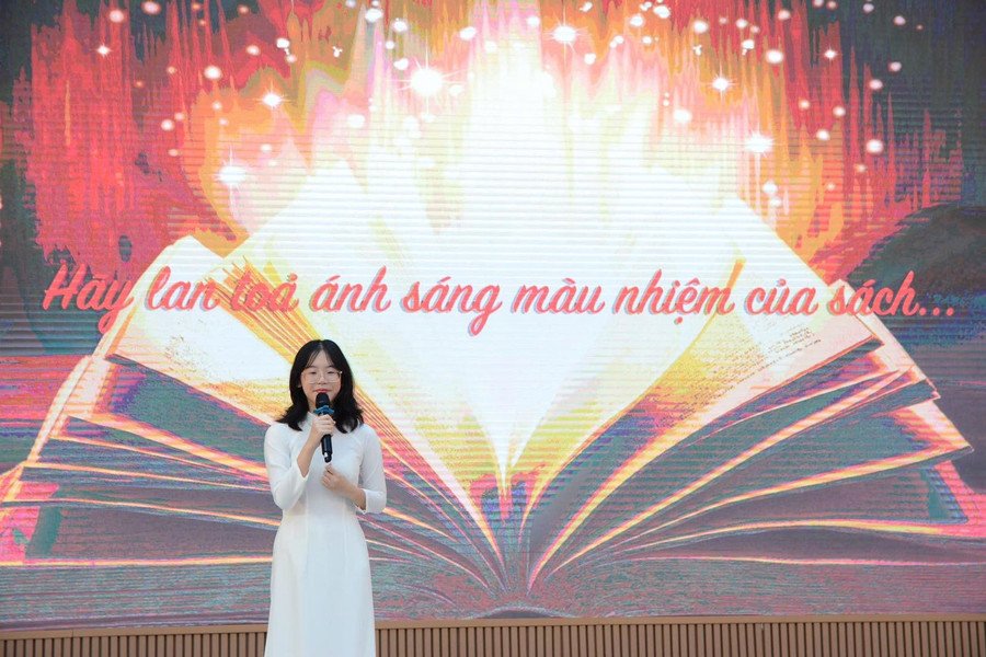 Học sinh Trường THCS Giảng Võ giới thiệu sách trong khuôn khổ tuần lễ văn hóa đọc