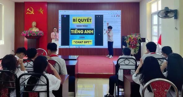 Học sinh tương tác với công nghệ trong học tập