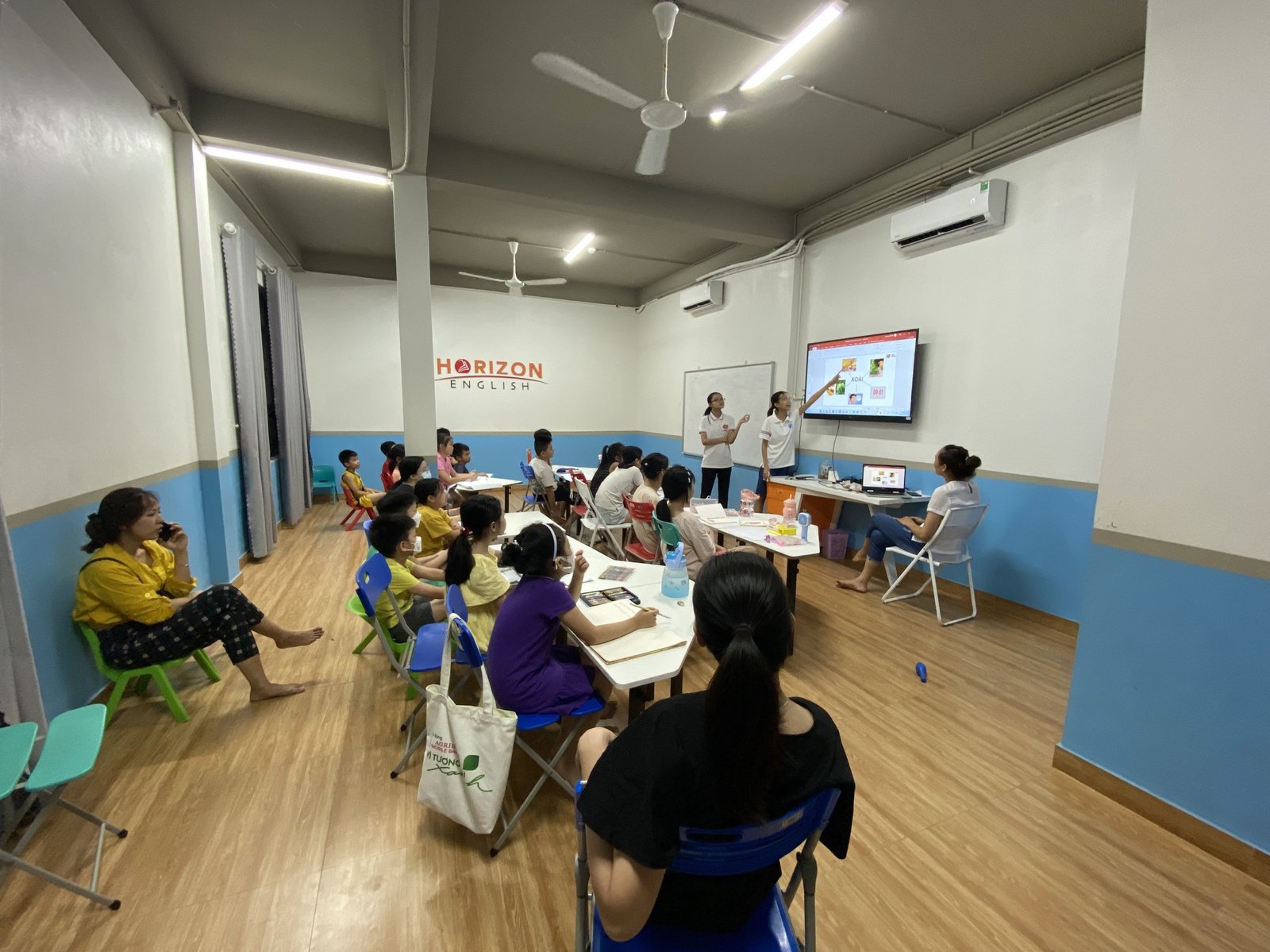 Học sinh vui vẻ với sơ đồ tư duy học tập hiệu quả