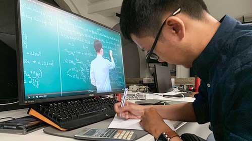 Học viên đang theo dõi bài giảng trực tuyến qua hình thức học từ xa