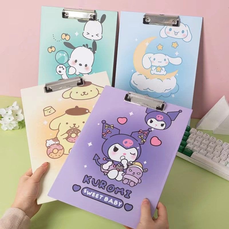 Kẹp tài liệu giúp sắp xếp gọn gàng phiếu bài tập của học sinh lớp 1