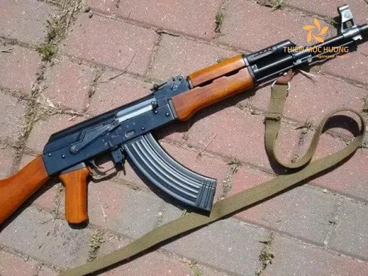 Khẩu súng trường AK-47 mạnh mẽ trong giấc mơ, tượng trưng cho sự bảo vệ hoặc xung đột tiềm ẩn