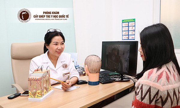 Kiểm tra da đầu và tóc, liên quan đến ý nghĩa giấc mơ thấy người khác đầu trọc