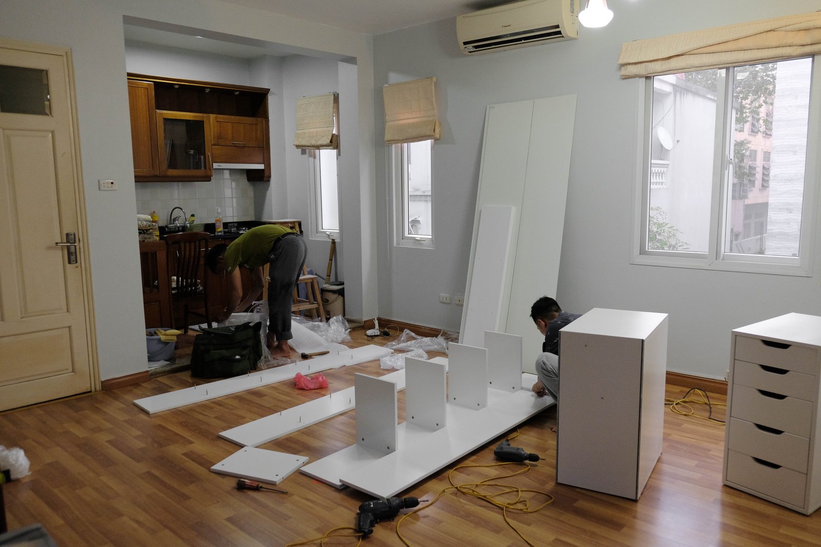 Lắp đặt nội thất mới khi vẽ góc học tập của em