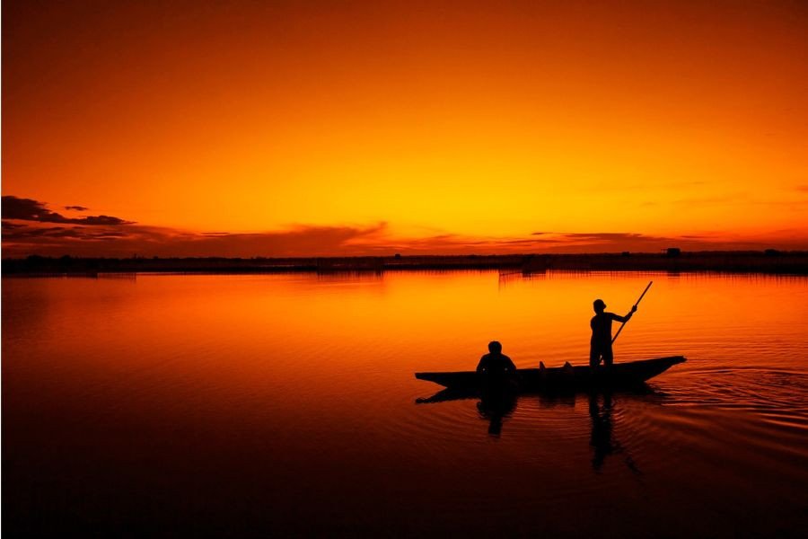 Lời khuyên hữu ích khi chiêm bao thấy lật thuyền, giúp vượt qua khó khăn.