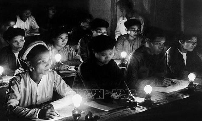Lớp học Bình dân học vụ tại Hà Nội, biểu tượng của tinh thần hiếu học dân tộc