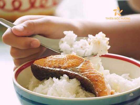 Mâm cơm trắng với cá và rau