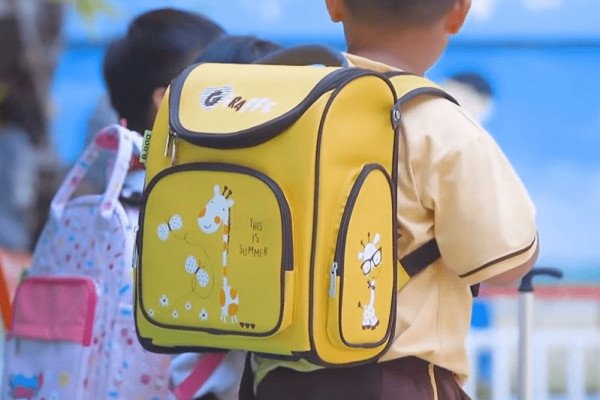 Mẫu cặp đi học phù hợp, thoải mái cho bé lớp 1