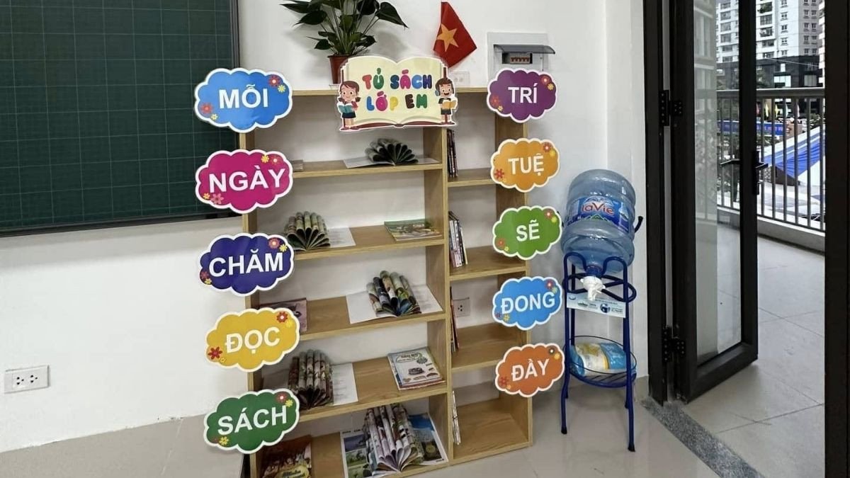 Mô hình trang trí góc học tập tiểu học với kệ sách nhỏ và đồ chơi giáo dục
