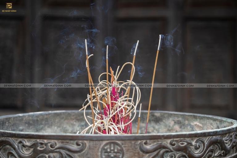Mơ thắp hương ở mộ lạ mang lại con số may mắn cho sự nghiệp