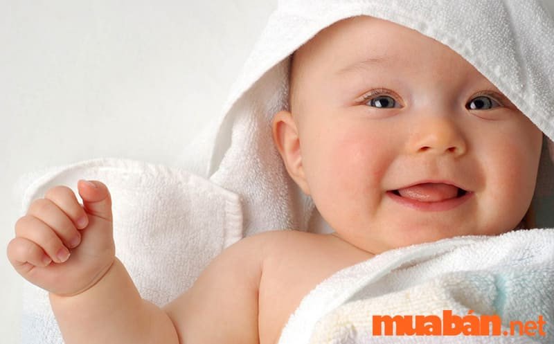Mơ thấy bé trai kháu khỉnh tươi cười là điềm may