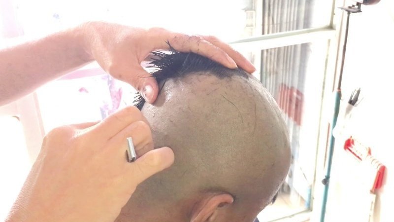 Mơ thấy cạo đầu cho người khác có điềm gì