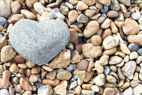 Mơ thấy đá lăn đánh con gì: giải mã ý nghĩa giấc mơ