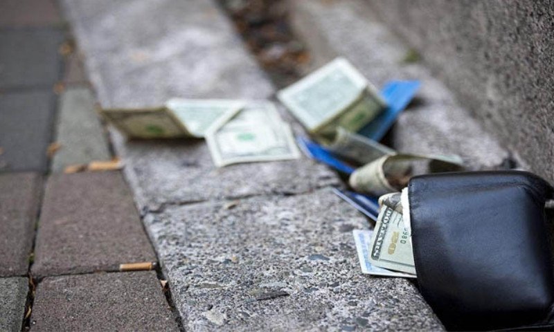 Mơ thấy được tiền rơi dưới đất và những mâu thuẫn trong tình cảm