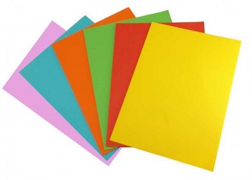 Mơ thấy giấy tờ nhà đất: Hình ảnh người phụ nữ đang xem xét cẩn thận chồng tài liệu quan trọng.