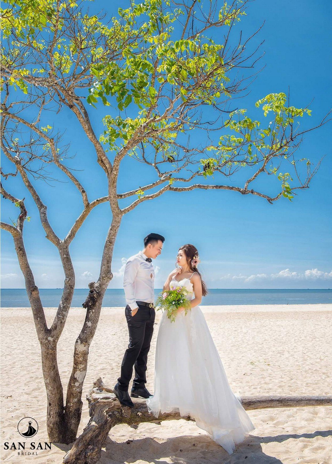 mơ thấy mình mặc váy cưới và kết hôn