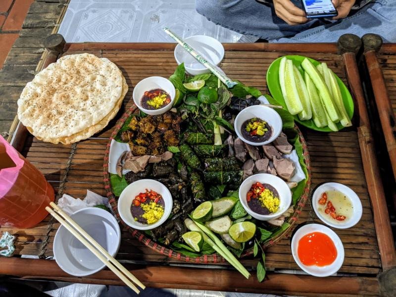 Một bát thịt chó thui, gợi liên tưởng đến việc giải mộng chiêm bao ăn thịt chó trong nhiều hoàn cảnh khác nhau.