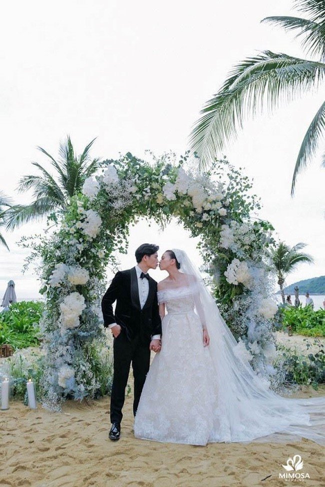 Một cặp đôi đang nắm tay nhau tiến vào lễ đường