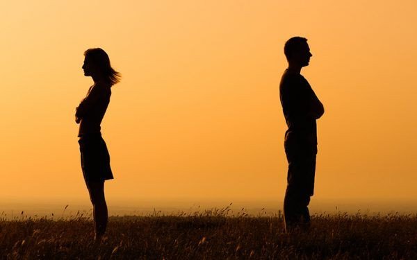 Một cặp đôi đang tranh cãi kịch liệt, phản ánh những xung đột hoặc vấn đề chưa được giải quyết trong giấc mơ thấy người yêu cũ.