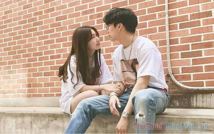 Một cô gái trẻ đang mơ màng với nụ cười, tượng trưng cho giấc mơ nằm mơ thấy người mình yêu và những cảm xúc sâu sắc về tình cảm.