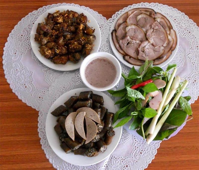 Một đĩa thịt chó hấp với các loại rau thơm, tượng trưng cho những suy luận về con số khi ngủ mơ thấy ăn thịt chó.