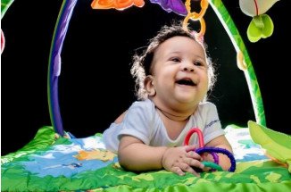 Một em bé đang chơi đùa, thể hiện sự học hỏi thông qua tương tác xã hội và môi trường xung quanh.