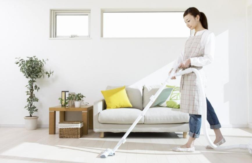 Một người đàn ông đang lau dọn nhà một mình, thể hiện sự độc lập hoặc gánh vác trách nhiệm